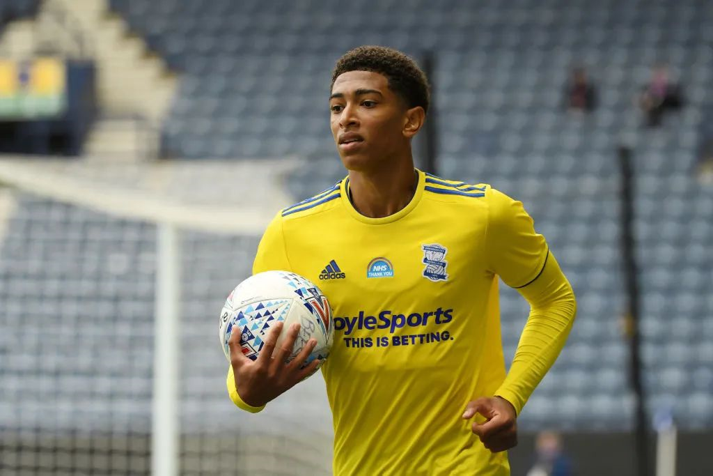 半场战报：拜仁1-0斯图加特，莱默尔脚后跟破门，奥利塞助攻