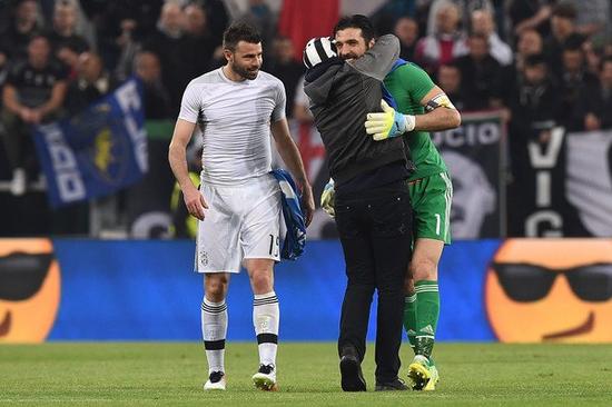 英超官方：经过VAR确认，萨利巴同巴里接触不足以判罚点球（英超官方：VAR复核后认定，萨利巴与巴里接触不构成点球）