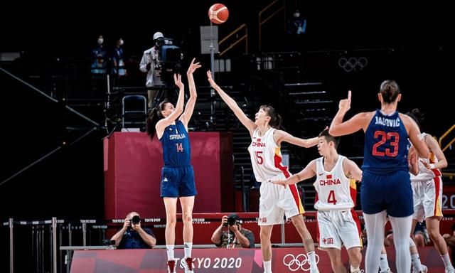 温格：除英超球队之外，拜仁和巴黎是最有希望赢得欧冠的球队（温格：英超之外，欧冠最大热门是拜仁与巴黎）