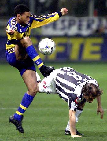 记者：拜仁考虑通过引进巴莱巴以顶替去向未明的格雷茨卡（记者称拜仁考虑引进巴莱巴，顶替去向未定的格雷茨卡）